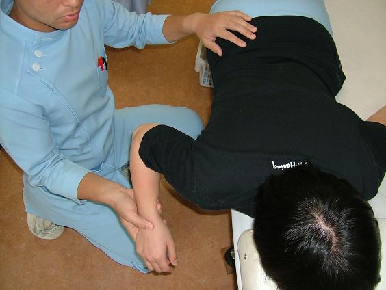 �x�b�h����Иr���o���ĐQ�Ă��銳�҂���̏ォ��̎ʐ^