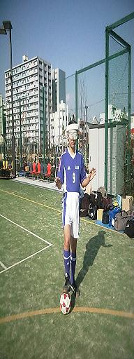 サッカーボールを足元にJapanユニホームでの管理人の写真