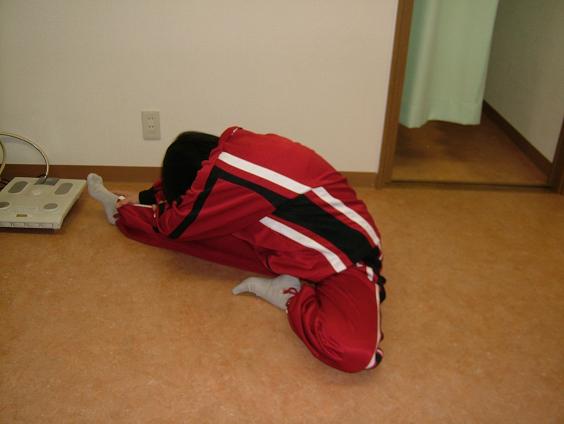 �J�r�����ĕБ������G���Ȃ��A�L�΂��Ă��鑫�̑��ɑO�����Ă���ʐ^