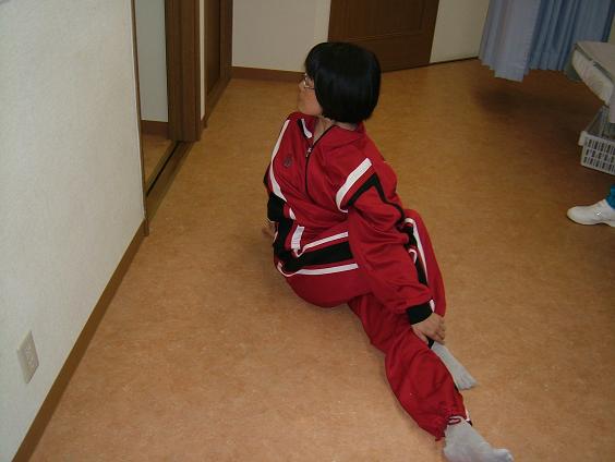 ���������Ă���Б��𒼊p���x�ɋȂ��Ĕ��Α��ɂ܂������A�L�΂��Ă��鑤�̎���Ȃ��Ă��鑫�̊O������񂵂đ��������ł���ʐ^