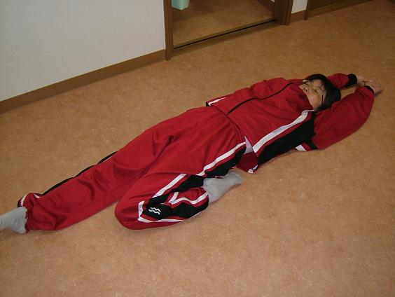 ���������Ă���Б�������������̂悤�ɋȂ��A���̂܂܏㔼�g��|���ĐQ�Ă��܂����ʐ^