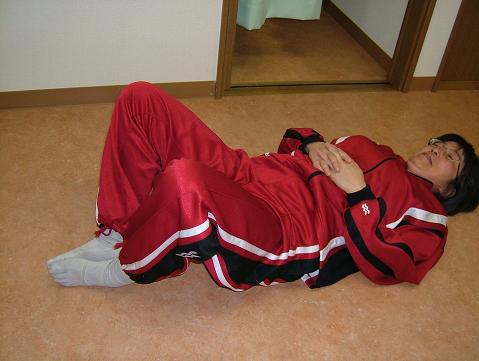 �����ɐQ�ė����̗��Ɨ������������܂܁A�G�𗧂ĂĂ���ʐ^