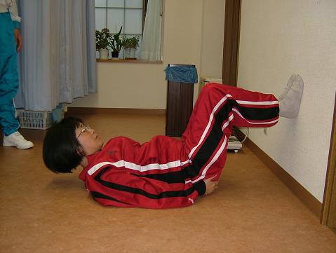 ���͕ǂɉ������G�𒼊p�ɋȂ��ĕ��؂����Ă���ʐ^