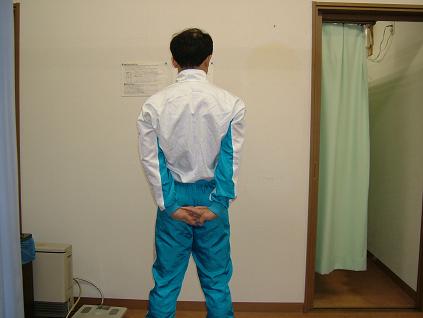 �w���ŗ���̎w��g�݁A��̂Ђ��n�ʂɌ����Ęr�������ɐL�΂��Ă���ʐ^