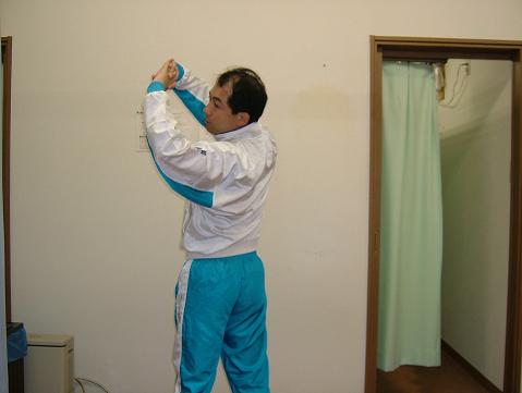 ����̎w��g�ݎ�̂Ђ���O�Ɍ����A�������班������̊p�x�ŊO���ɐg�̂��Ђ˂��Ă���ʐ^