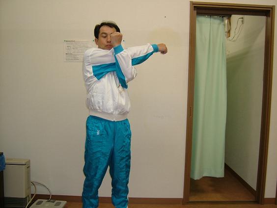 �Ў�͐����ŐL�΂��A�I��������u���b�N���ď�r��L�΂��X�g���b�`�ʐ^