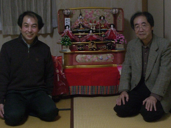 �ЂȐl�`���o�b�N�Ƀc�[�V���b�g