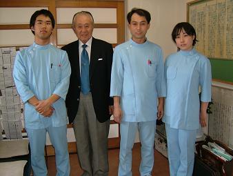 �X�R���ƃX�^�b�t�S���ŋL�O�ʐ^